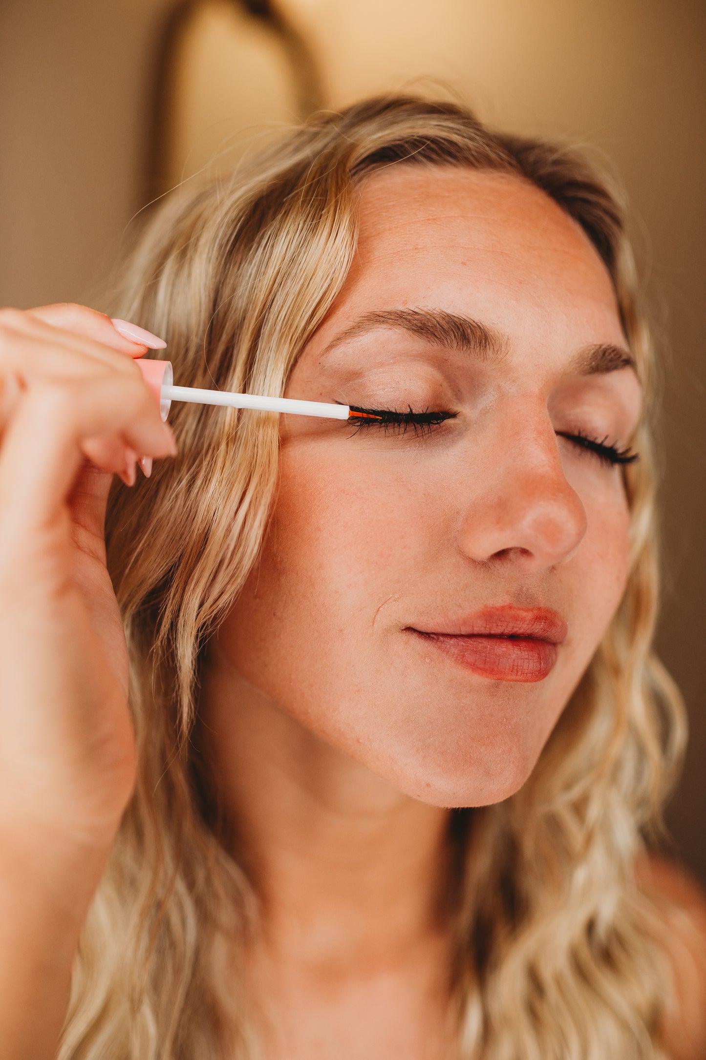 EYELASH GROWTH SOLUTION